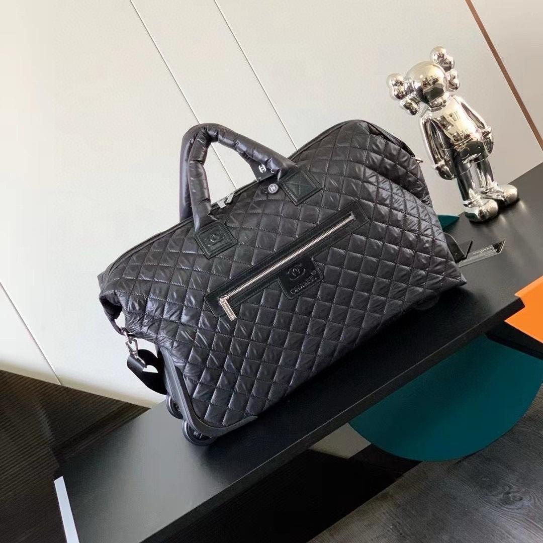 Sac à bandoulière Chanel noir 20,9po/53cm