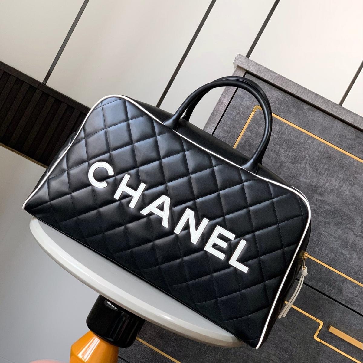 Chanel Quilted Vintage Sports Line Boston Sac noir pour les femmes 19in/48cm