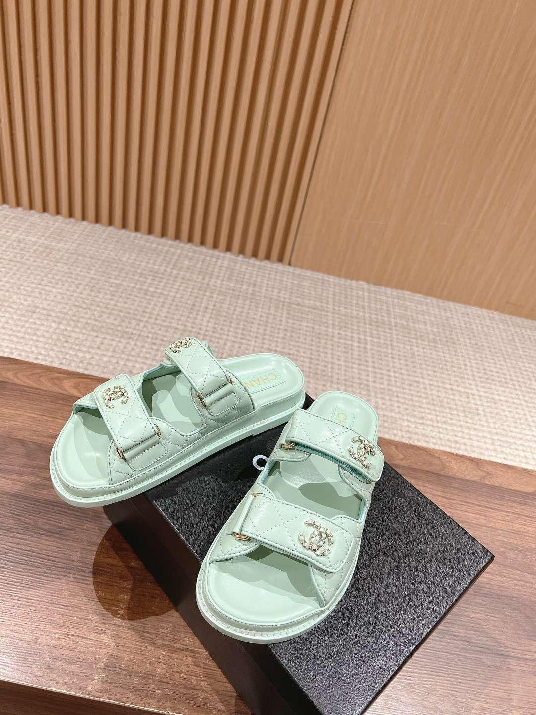 Sandales Chanel avec Chanel Logo Jade vert pour les femmes