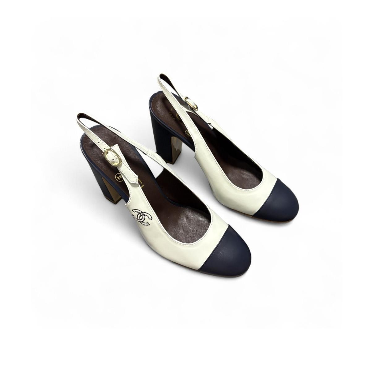 Chanel Slingbacks Blanc et Bleu foncé pour les femmes