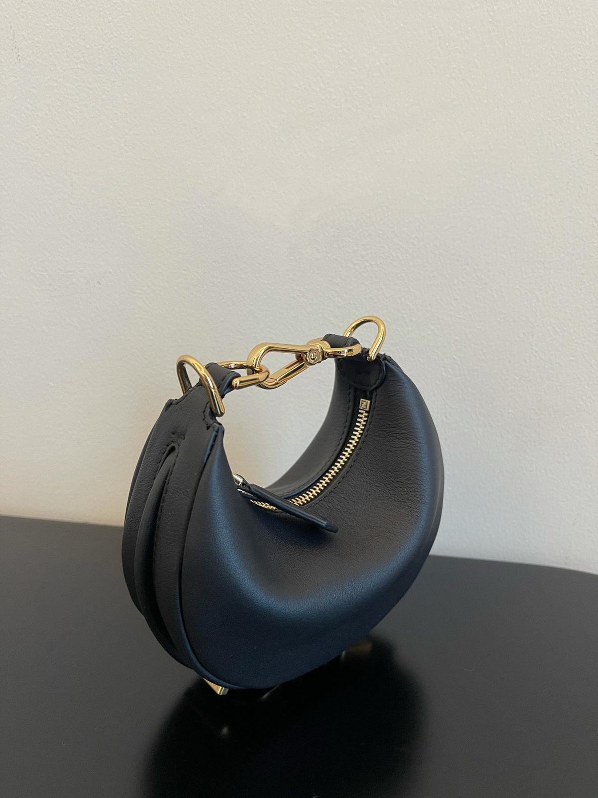 Fendi Nano Fendigraphie Noir pour les femmes, les mains des femmes 6.7in/17cm FF 8BR798A5DYF1HEJ