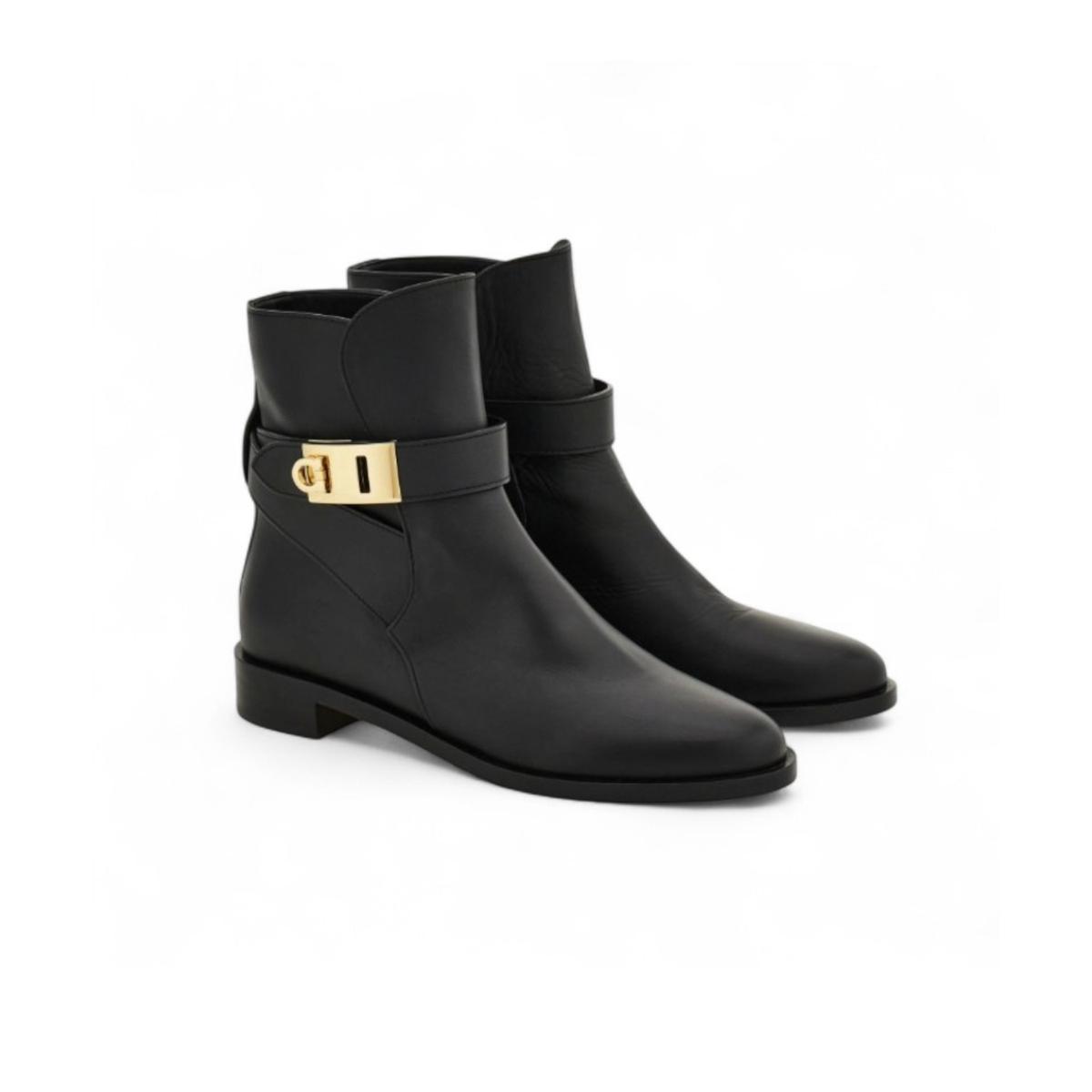 Ferragamo Hug Buckle Bottes de cheville noir pour les femmes 01K224 784637