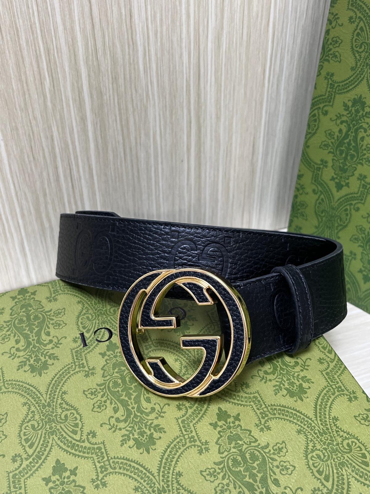Gucci GG Marmont Ceinture ceinture ceinture en cuir noir avec bord or 40mm
