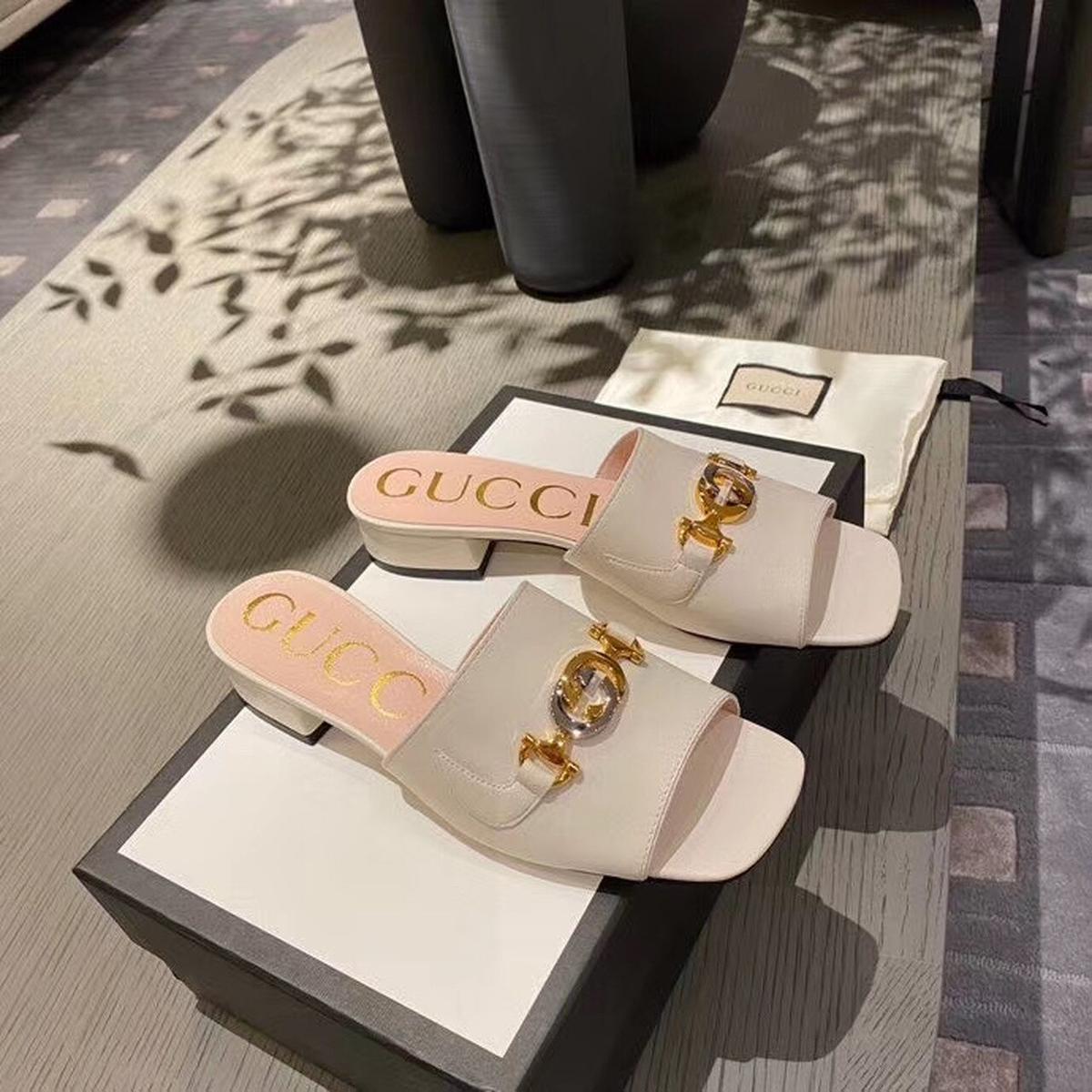 Gucci Gucci Zumi Diapositive Sandales Beige pour femmes GG