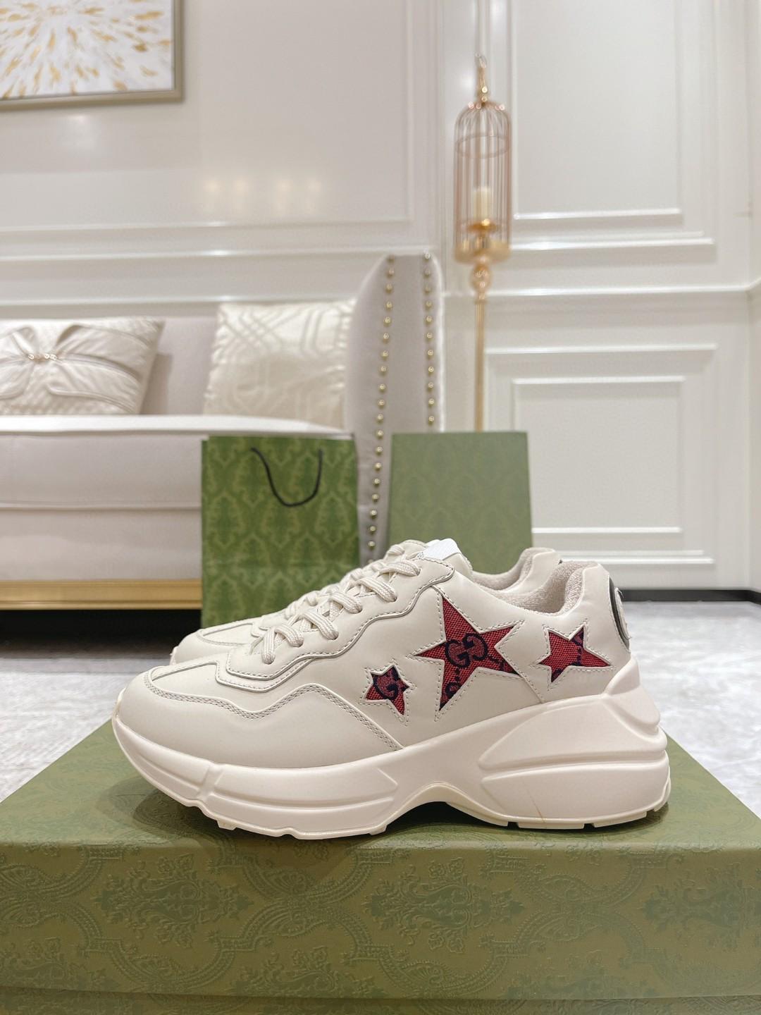 Gucci Rhyton sneaker avec étoiles blanc pour les hommes 664961-2SHC0-9560