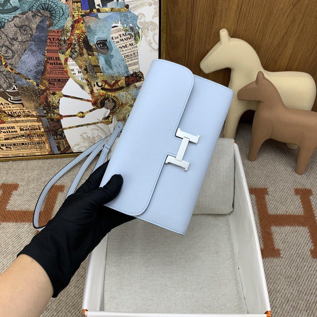 Hermes Constance to Go Long Wallet 8.3in/ 21cm Sac de matériel en argent bleu clair pour les femmes