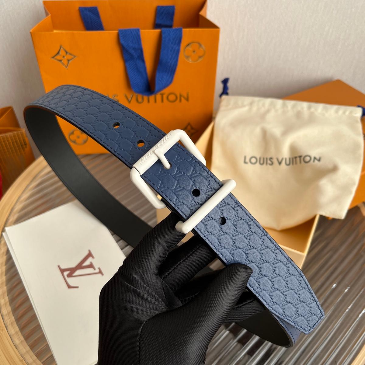Louis Vuitton 35mm LV Initiales Ceinture Embossée – Bleu marine avec boucle blanche mat