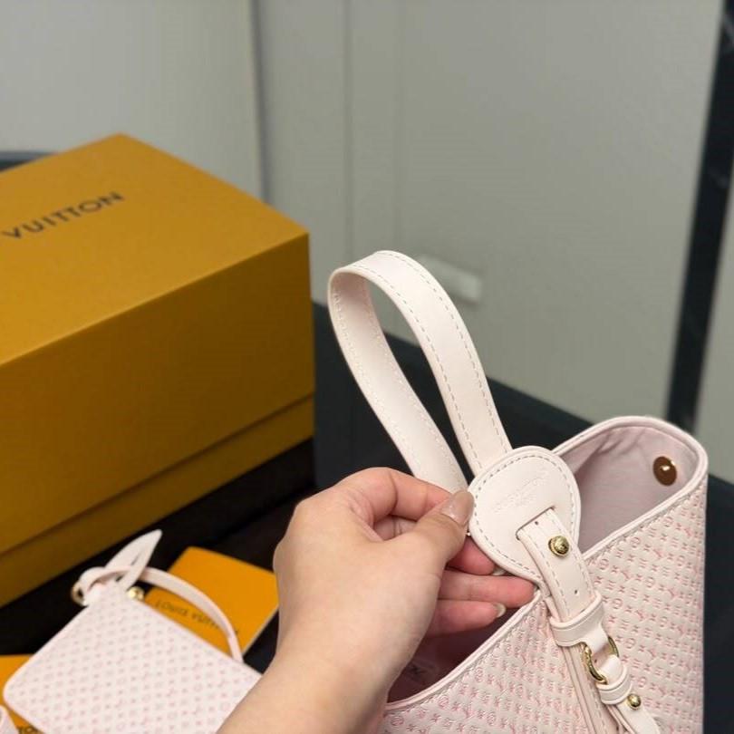 Louis Vuitton tout en BB sac à épaulettes 7.1in/ 18cm Light Bliss Gold Hardware pour femmes M28886