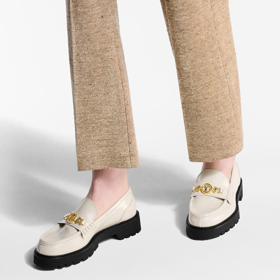 Louis Vuitton District Flat Loafer Ecru pour les femmes 1AGXIV