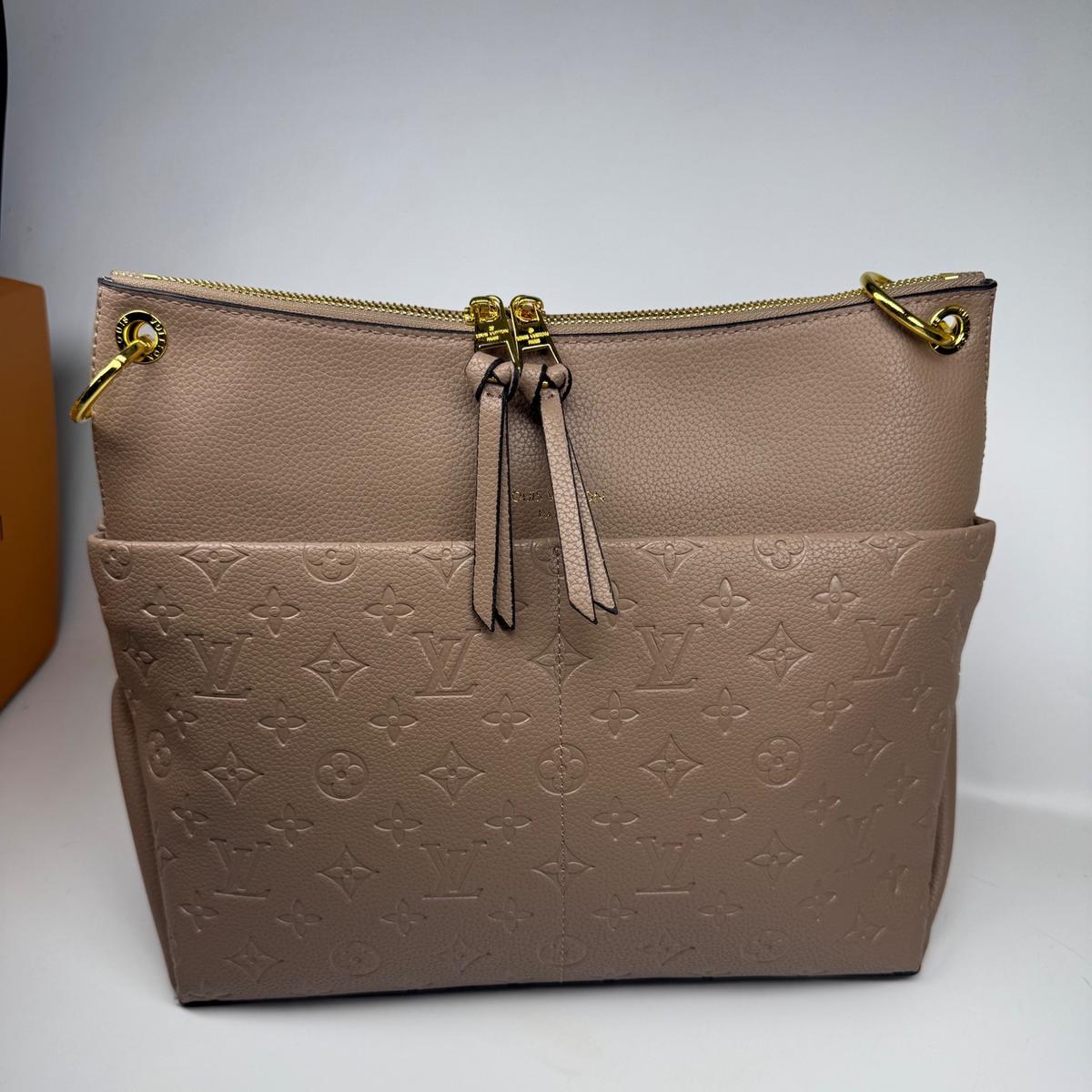 Sac Louis Vuitton Maida Hobo 12.6in/ 32cm Beige Monogram Empreinte Or Matériel pour femmes M45523