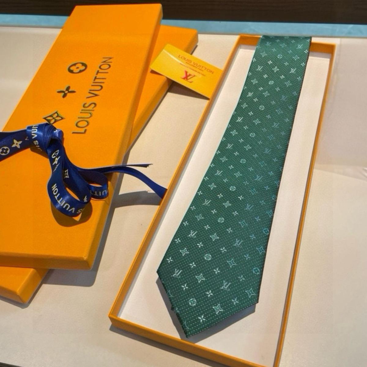 Louis Vuitton Signature Monogram Silk Tie vert pour les hommes