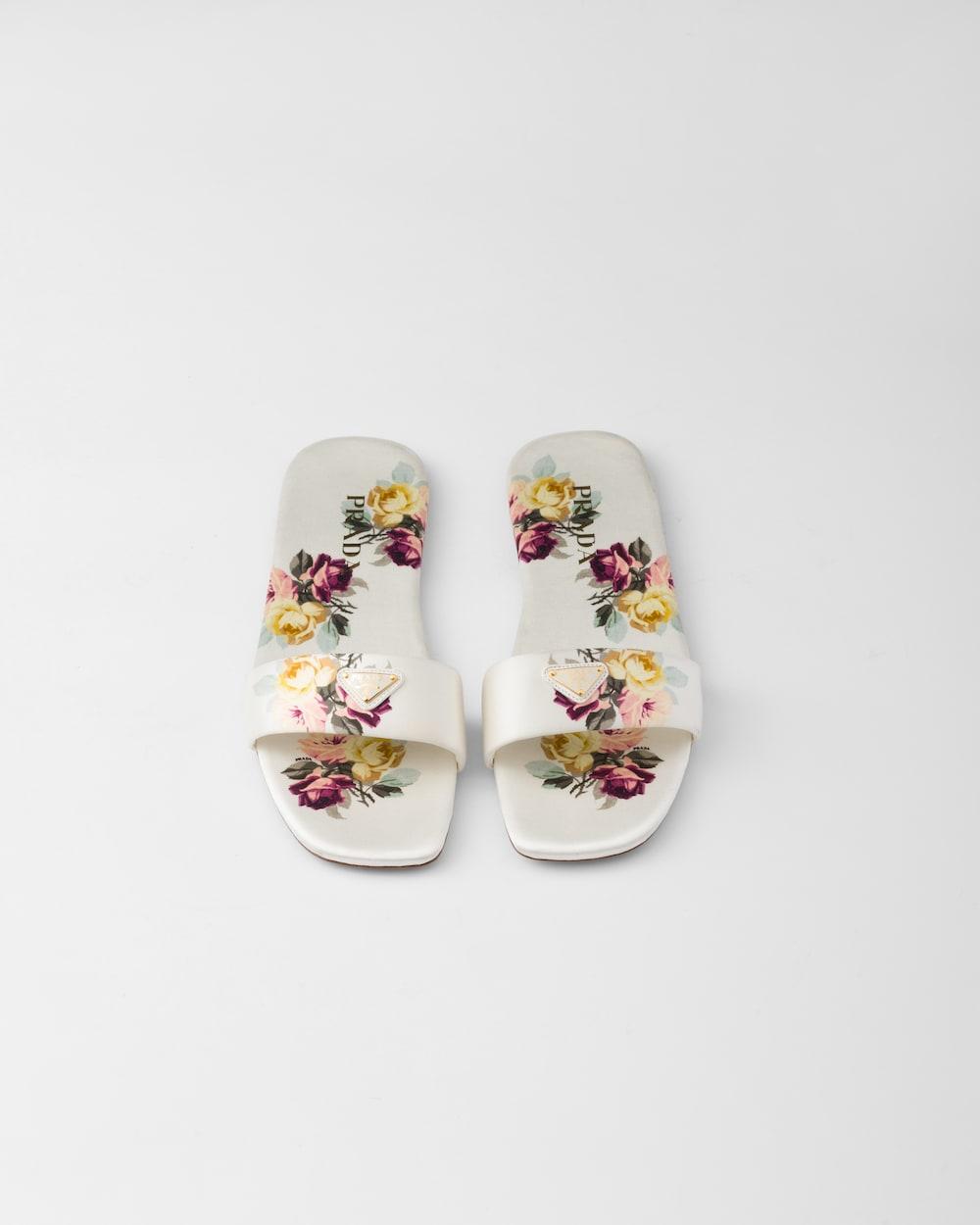 Prada imprimé Diapositives en satin blanc pour les femmes 1XX355 3LPE F0627 F D005