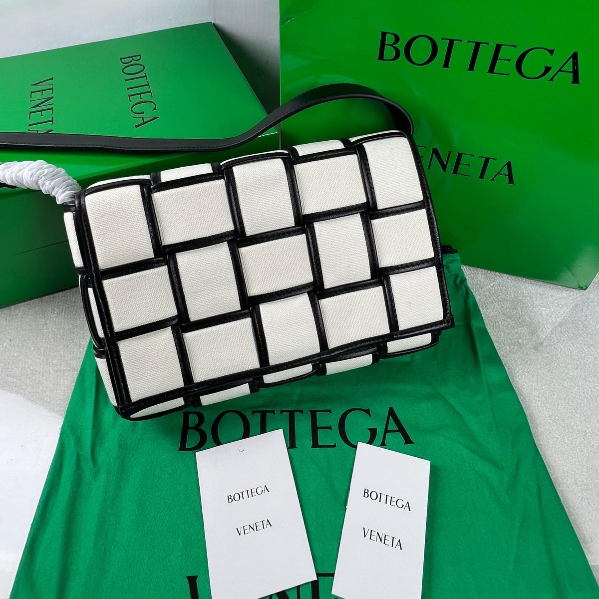 Bottega Veneta sac croisé de cassette rembourrée 10.2in/ 26cm Beige et matériel en or noir pour femmes 710210V2AJ19811