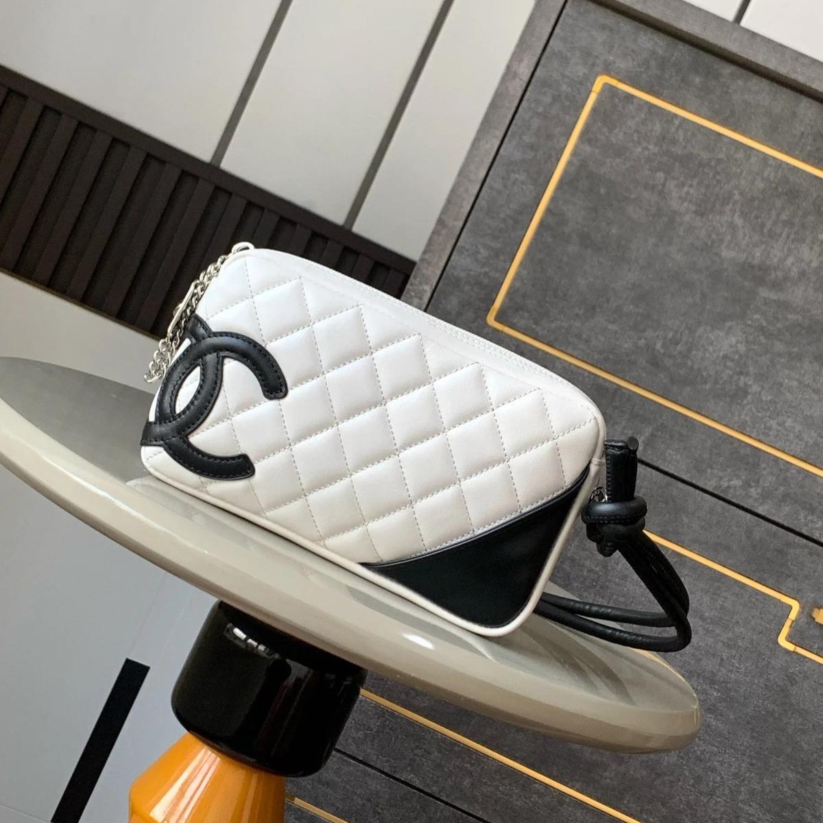 Sac à épaules Chanel Cambon Pochette 8.7po/ 22cm Matériel en argent blanc pour les femmes