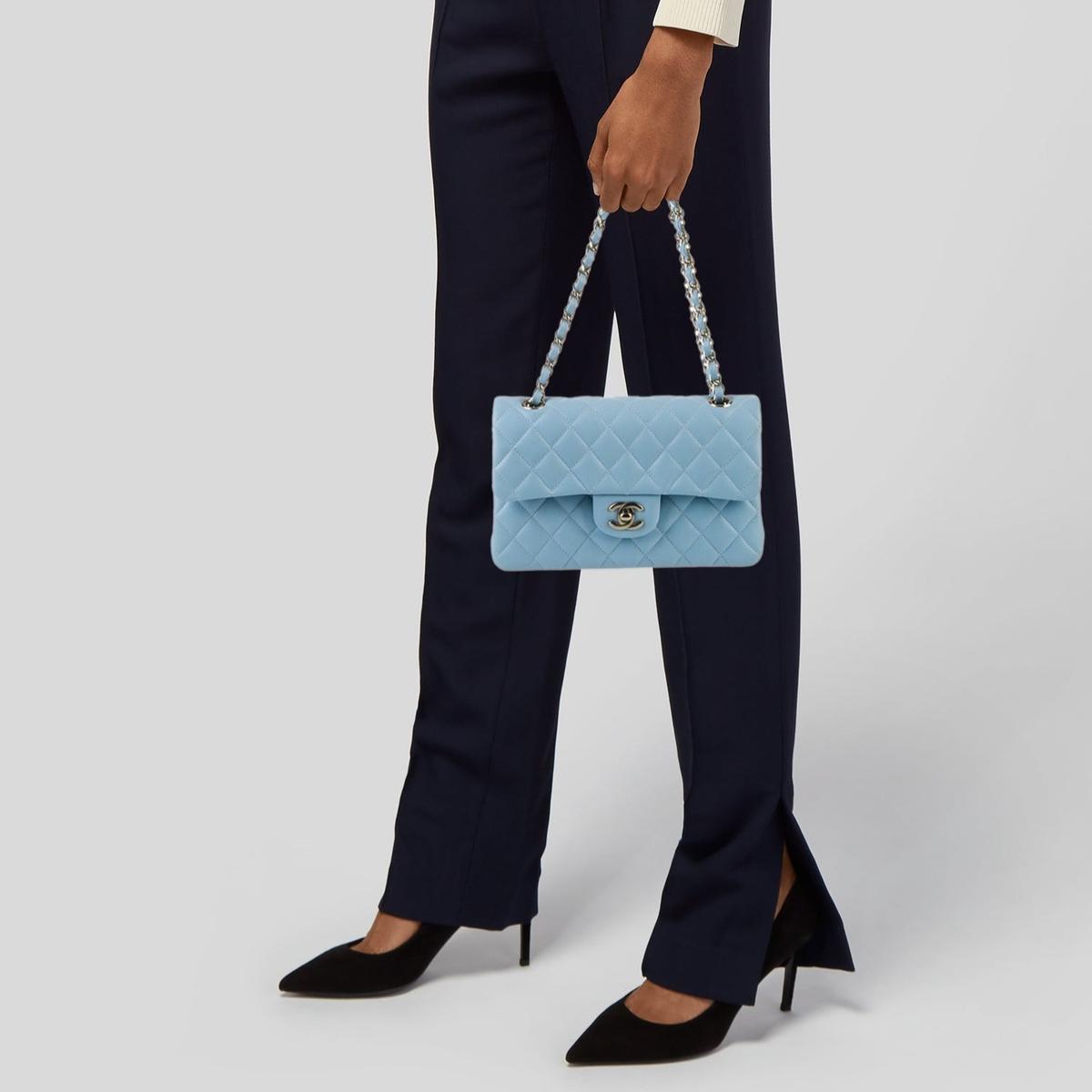 Chanel Small Classic Double Flap Crossbody Sac 9.1in/ 23cm de matériel en or bleu clair pour les femmes