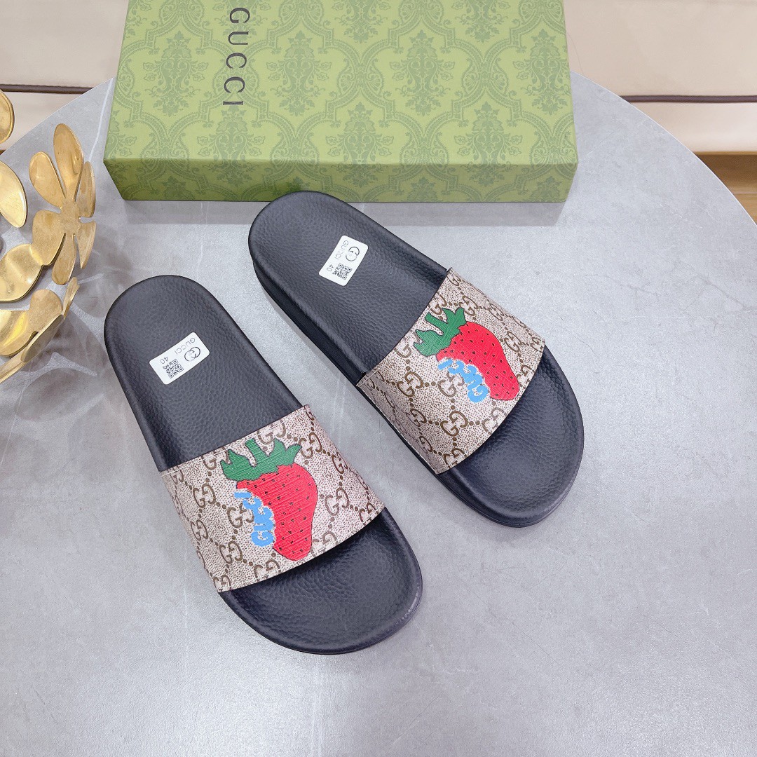 Gucci Men's GG Supreme Slides With Gucci Strawberry Black And Gray For Men 408508 G2200