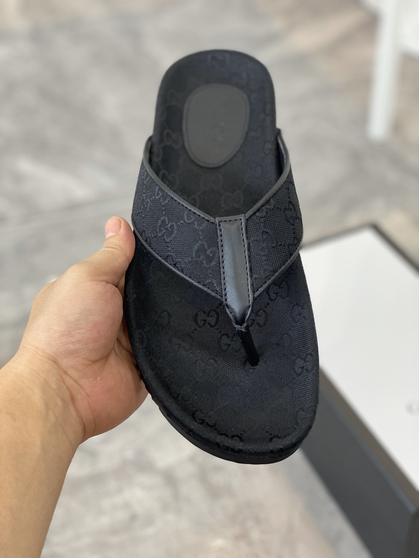Gucci Men's GG T-Strap Slide Sandals Black For Men 429362