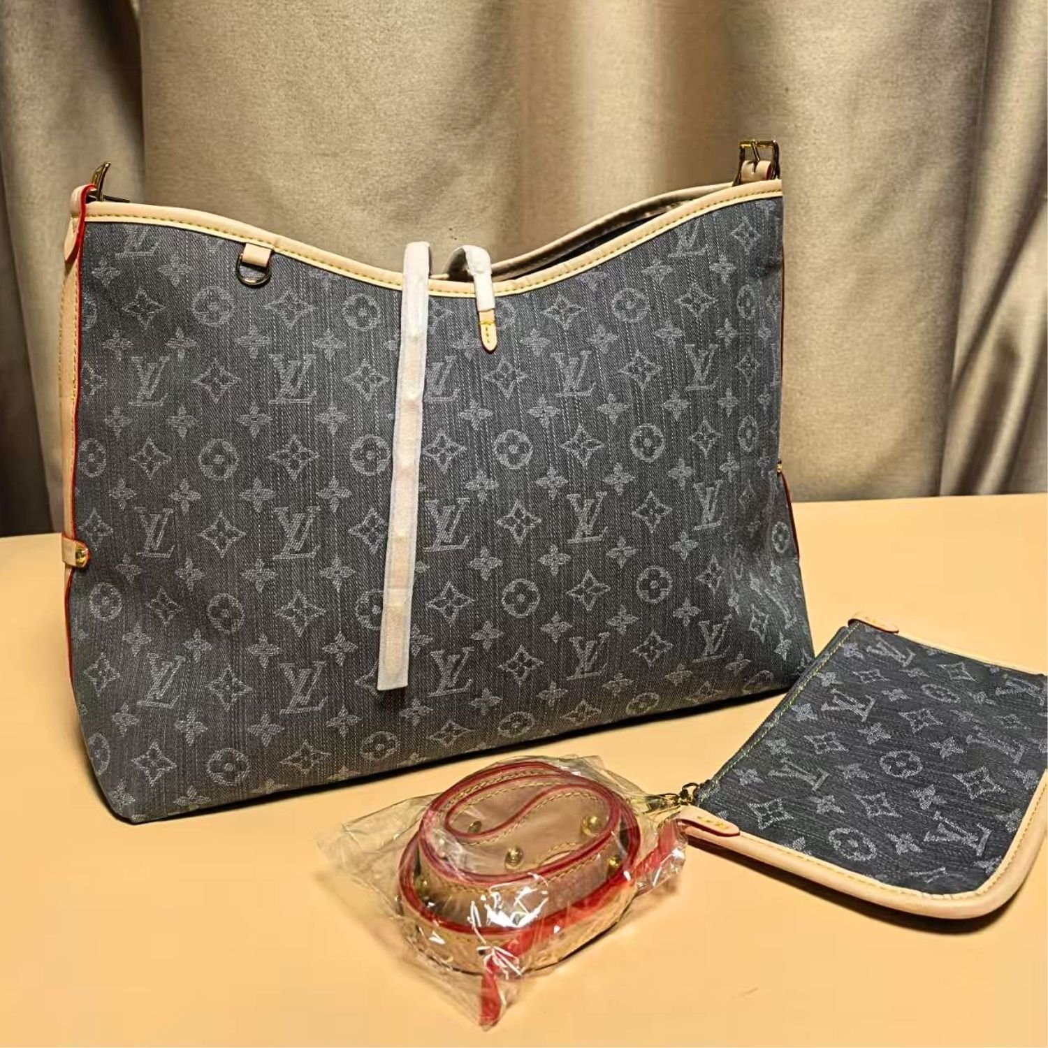 Louis Vuitton CarryAll MM Shoulder Bag 15.4in/ 39cm Washed Gray Gold Hardware For Women M13289