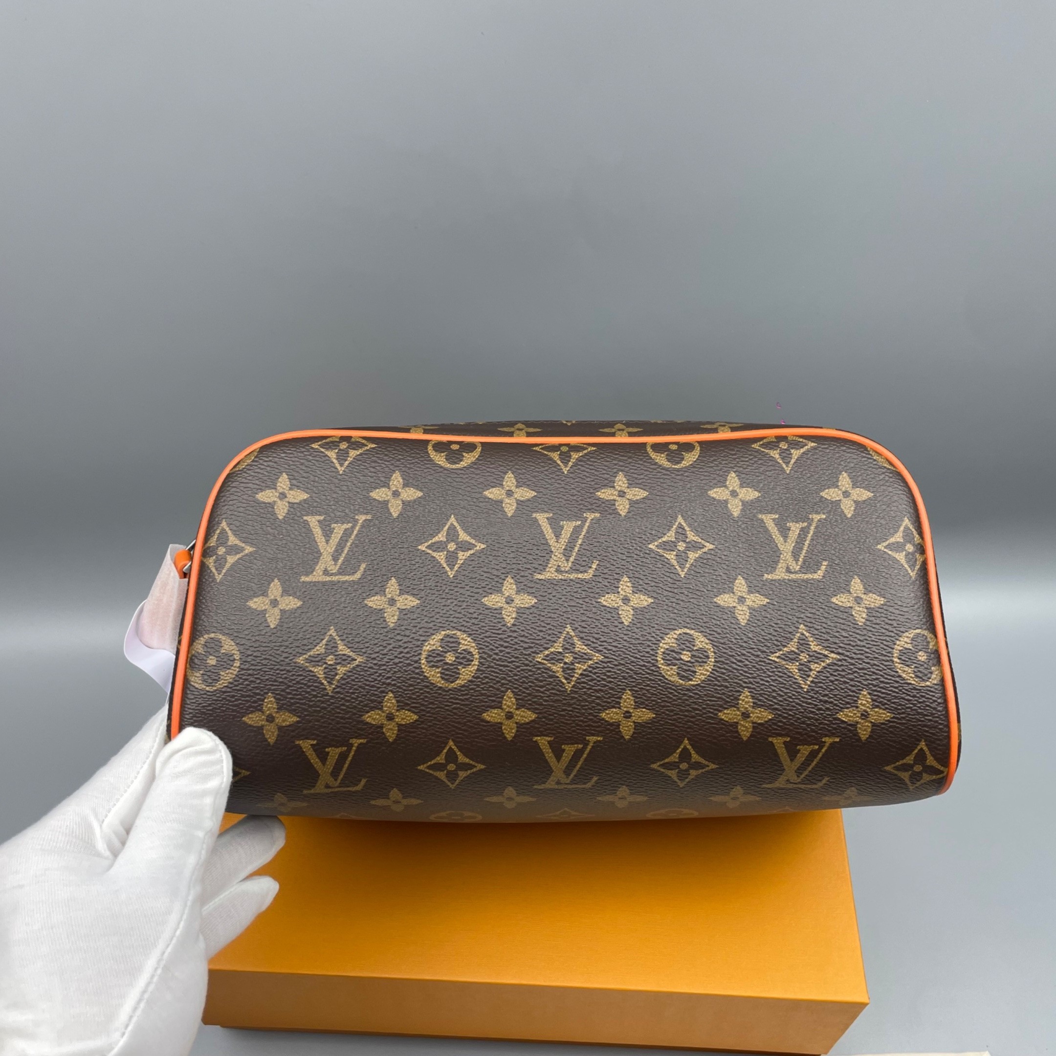 Louis Vuitton Dopp Kit Toiletry Bag Orange 11in/28cm M46765