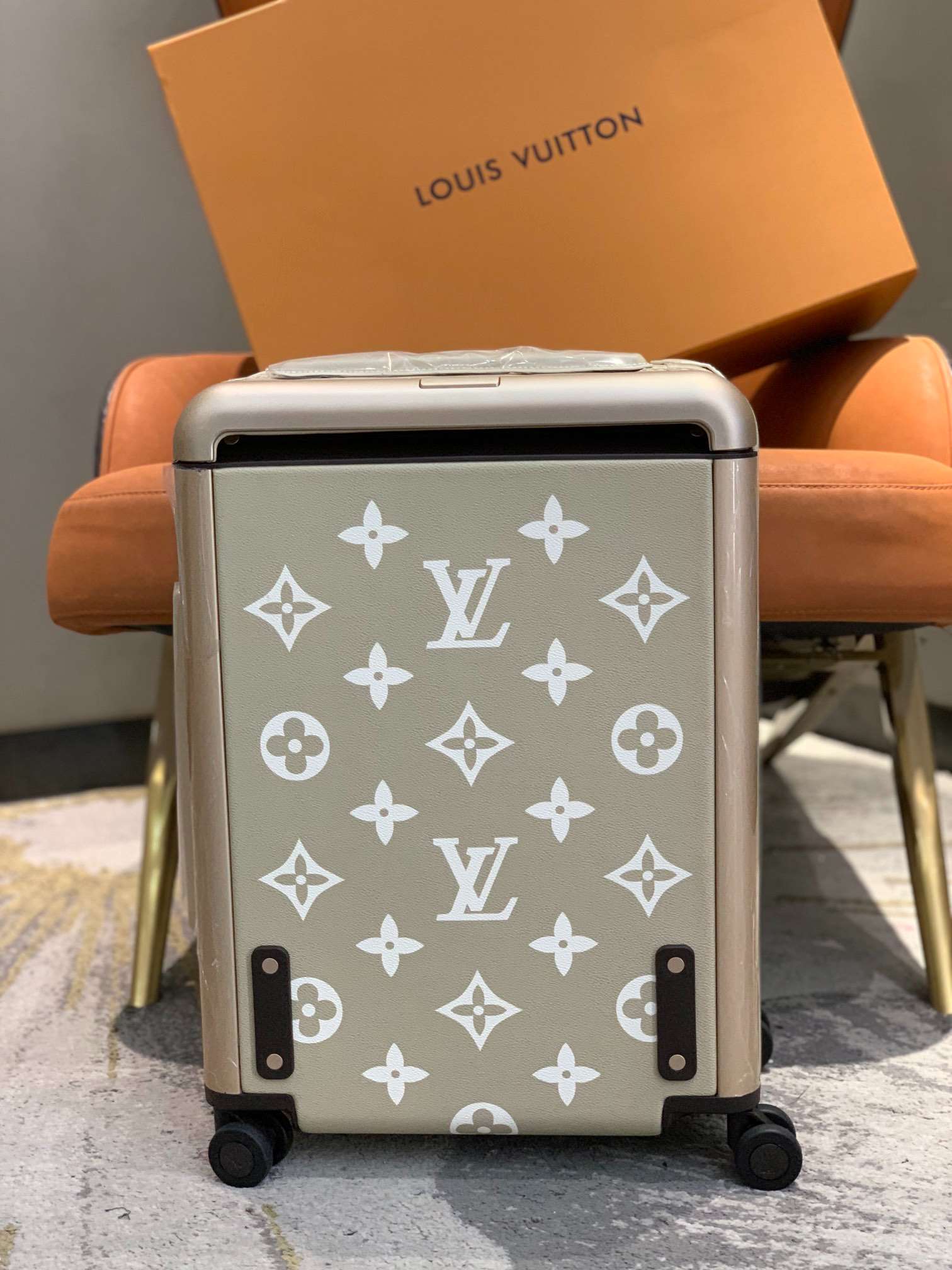 Louis Vuitton Horizon 55 Suitcase Grey Champagne Hardware -