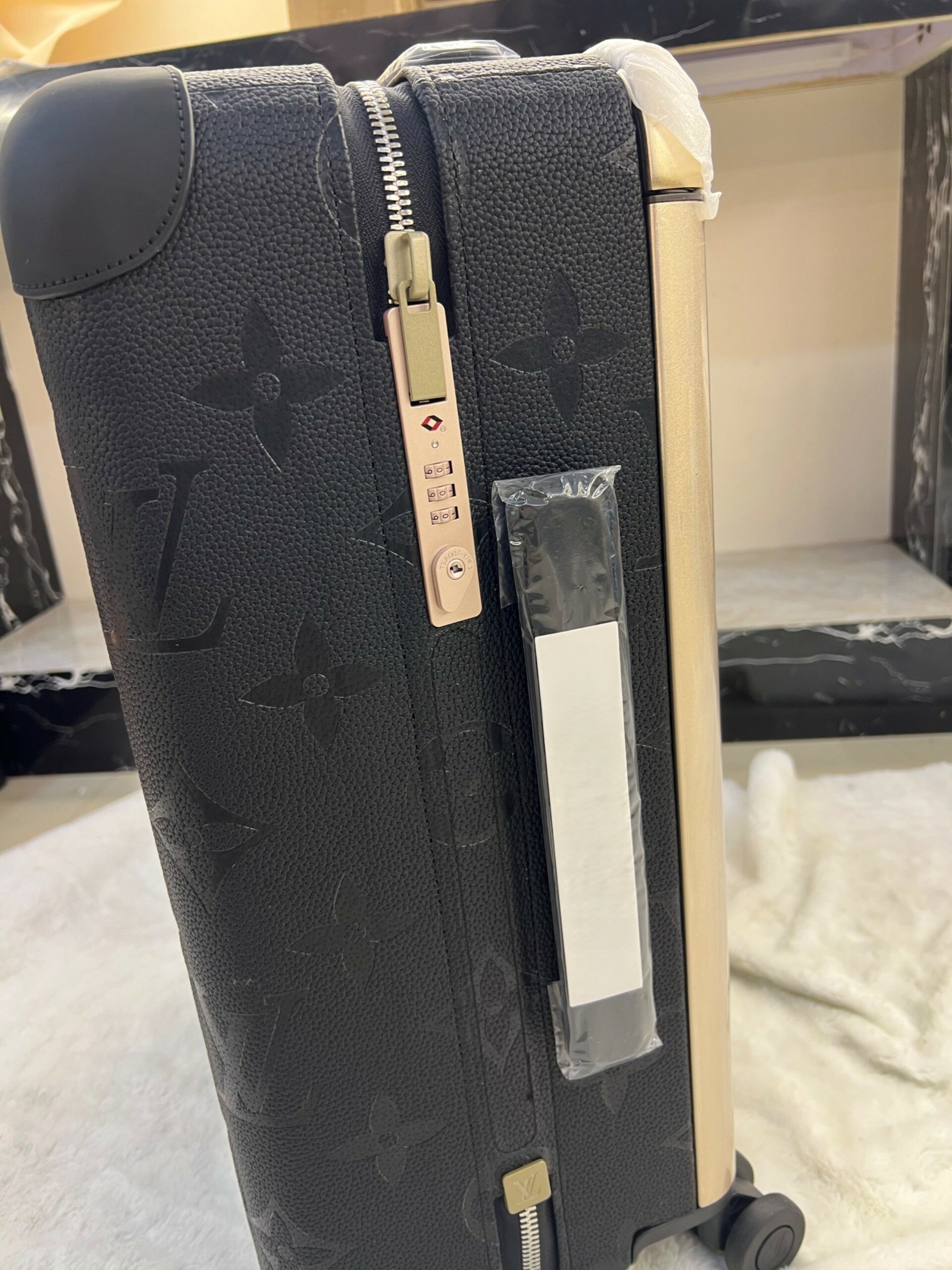 Louis Vuitton Horizon 55 Suitcase 21.7in/ 55cm Black Champagne Hardware M46115
