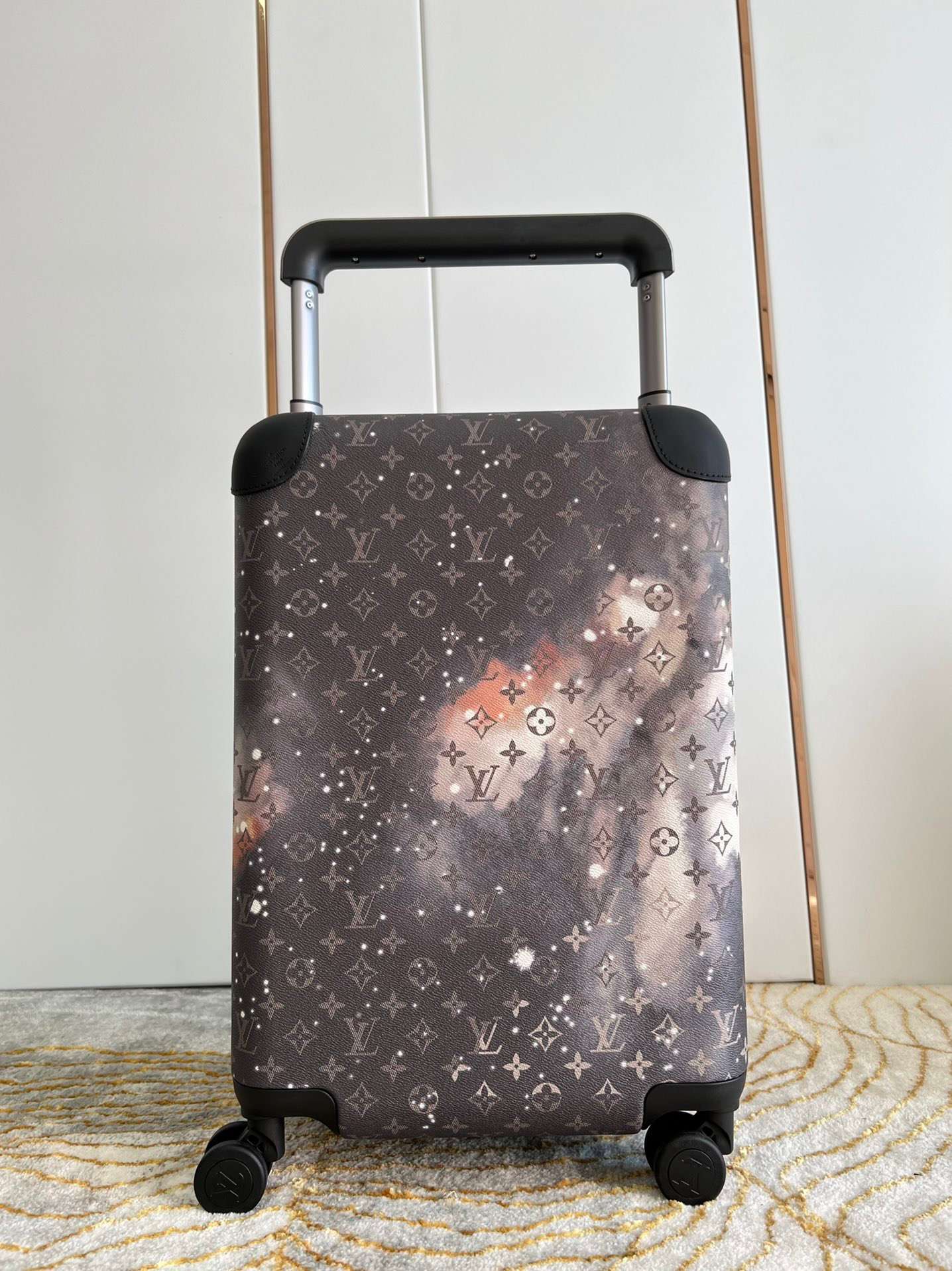 Louis Vuitton Monogram Horizon 55 Suitcase 21.7in/ 55cm Grey Silver Hardware -