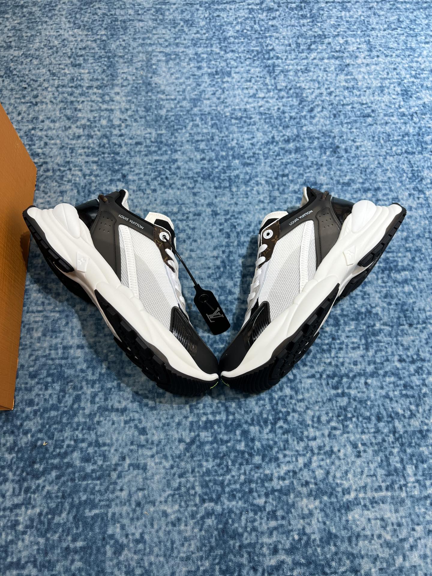 Louis Vuitton Run 55 Sneaker White And Black For Men